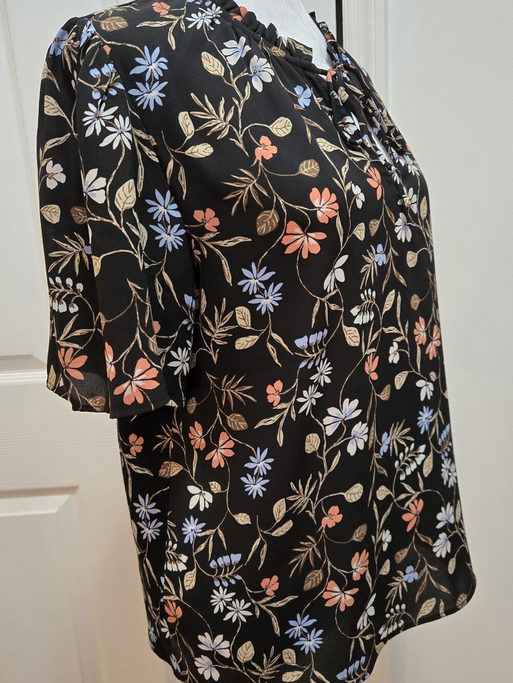 LOFT Black &  Floral Tie-Neck Short Sleeve Blouse Size M - Picture 7 of 14